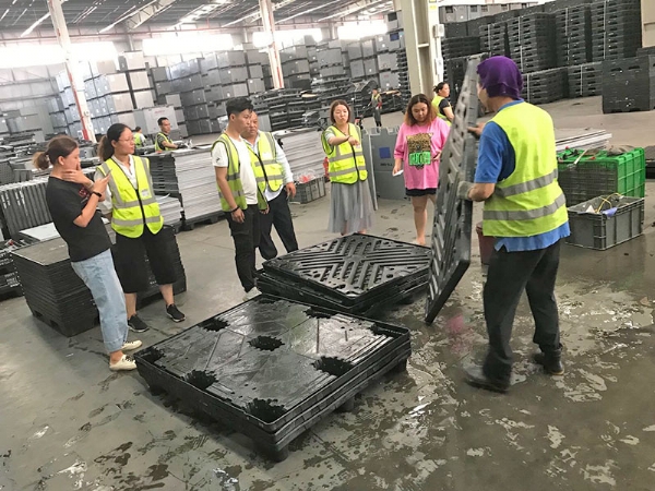 大托盤(pán)棧板自動(dòng)清洗烘干機(jī)